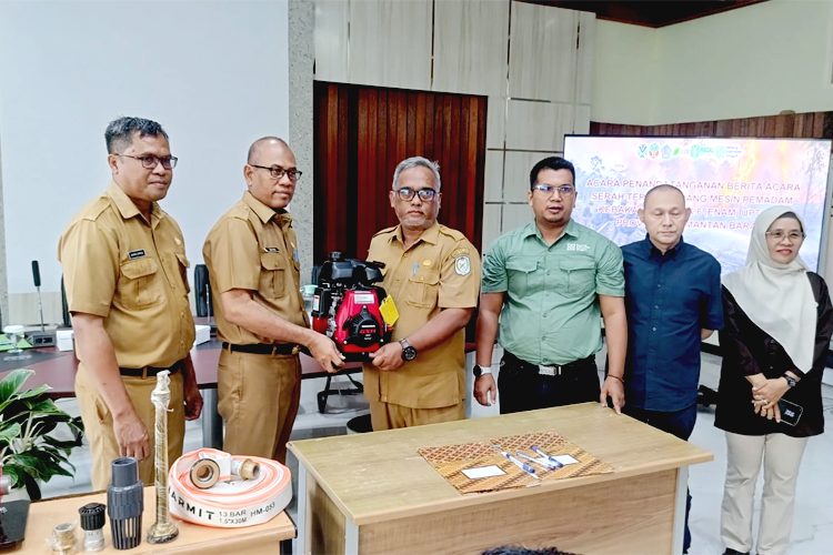 Kepala Dinas LHK Kalbar, Adi Yani menyerahkan 20 unit mesin pemadam api kepada 6 UPT KPH di lingkungan DLHK Kalbar. (ist)