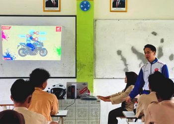 Bekali Budaya Tertib Berlalulintas, Asmo Kalbar #Cari_aman di SMAN 11 Pontianak