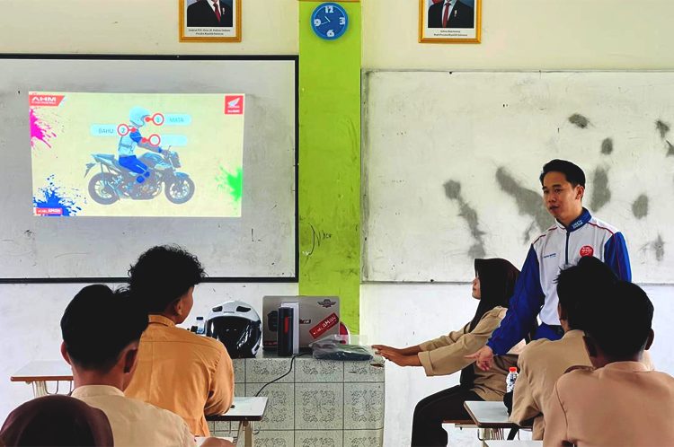 Edukasi Safety Riding #Cari_aman Asmo Kalbar di SMAN 11 Pontianak. (ist)