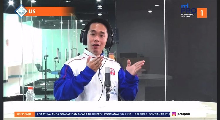 Instruktur Safety Riding Asmo Kalbar Febri Andrian memberikan tips aman berkendara berkolaborasi dengan stasiun RRI Pontianak. (ist)