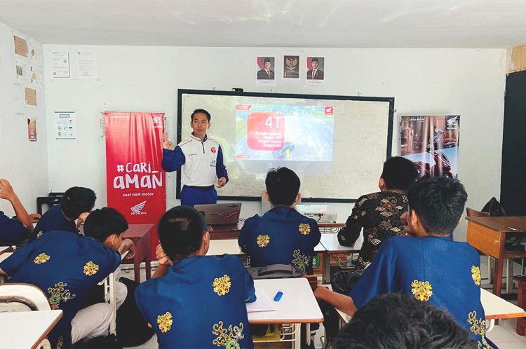 Asmo Kalbar melakukan kegiadan edukasi keselamtan berkendara safety riding (SR) di SMKN 9 Pontianak. (ist)