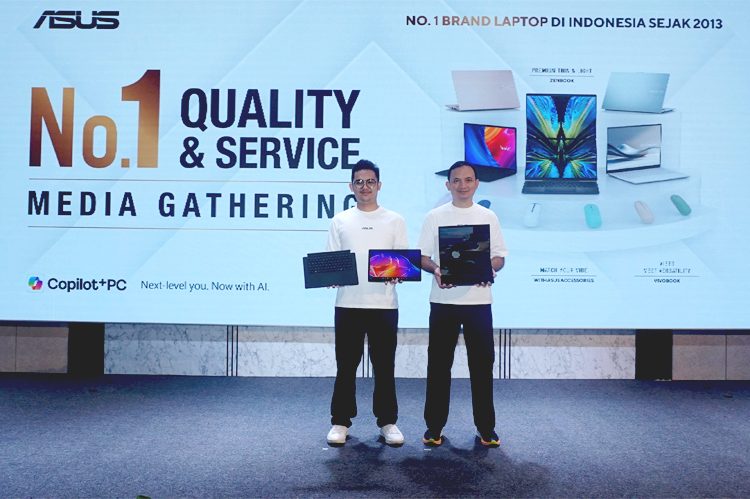 Adrian Pradipta – Technical Public Relations of ASUS Indonesia dan Brama Setyadi – Head of Public Relations and Digital ASUS Indonesia dalam ASUS No.1 Quality & Service Media Gathering Pontianak, Rabu. (ist)
