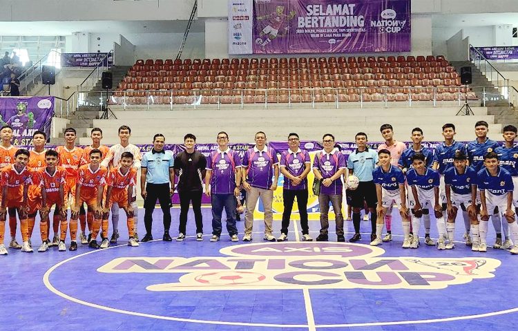 Perwakilan Manajemen XLSMART dalam sesi foto bersama peserta AXIS Nation Cup (ANC) 2026 di Gelanggang Olahraga Remaja, Pekanbaru. Babak Preliminary AXIS Nation Cup 2026 resmi dimulai, menjadi langkah awal ribuan pelajar SMA/SMK dari 40 kota di Indonesia dalam menunjukkan kemampuan terbaik sekaligus membuka peluang mengikuti program pembinaan dan talent scouting bersama Federasi Futsal Indonesia (FFI). (ist)