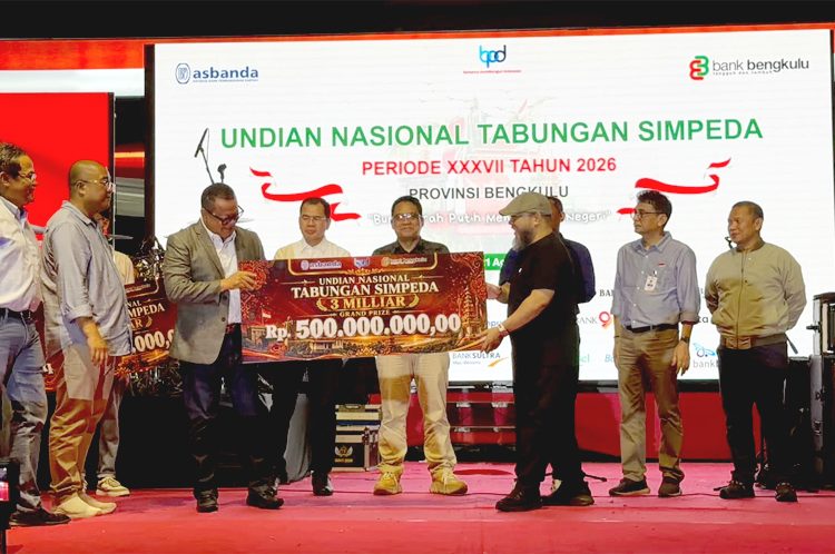 Direktur Utama Bank Kalbar Rokidi saat penyerahan hadiah Undian Nasional Tabungan Simpeda Periode XXXVII-2026 yang digelar di Halaman Kantor Gubernur Bengkulu, Jumat. (ist)