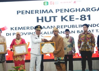 Gubernur Kalbar Beri Penghargaan Gerakan Tanam Kopi Liberika Sendoyan