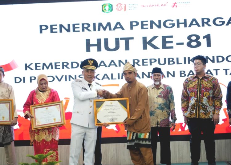 Inisiator Gerakan Tanam Kopi Liberika Sendoyan dan hilirisasi produk turunan komoditas tanaman lada di Kabupaten Sambas, Dedi A. Khansa menerima penghargaan dari Gubernur Kalbar yang diberikan oleh Wagub Kalbar Krisantus Kurniawan saat momen HUT ke-81 RI di Pontianak. (ist)