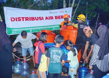 Distribusi Air Bersih Jangkau 208 Warga Terdampak Karhutla di Kubu Raya