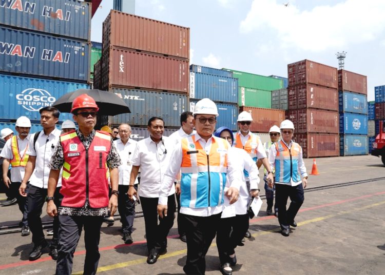 Kepala Staf Kepresidenan, Jenderal TNI (Purn.) Prof. Dr. H. Dudung Abdurachman memimpin langsung pelepasan kapal ekspor komoditas Alumina Hydroxide dan Alumina Oxide dari Pelabuhan Dwikora, Pontianak, Kalimantan Barat, pada Jumat. (ist)