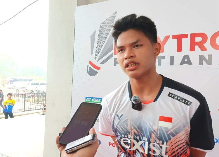 Fardan Reinanda Djoe usai bertanding mengalahkan pemain dari Singapura, Zhang Hong Xiang dengan skor 21-14 dan 21-15 dalam turnamen Polytron Pontianak International Challenge 2026 di Pontianak, Selasa.