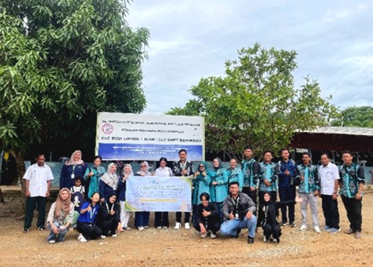 Program Studi Manajemen Fakultas Ekonomi dan Bisnis Universitas Tanjungpura (FEB Untan) Pontianak menunjukkan komitmennya dalam mendukung pembangunan masyarakat perbatasan melalui kegiatan Kuliah Kerja Mahasiswa-Pengabdian kepada Masyarakat (KKM-PKM) Internasional. (ist)