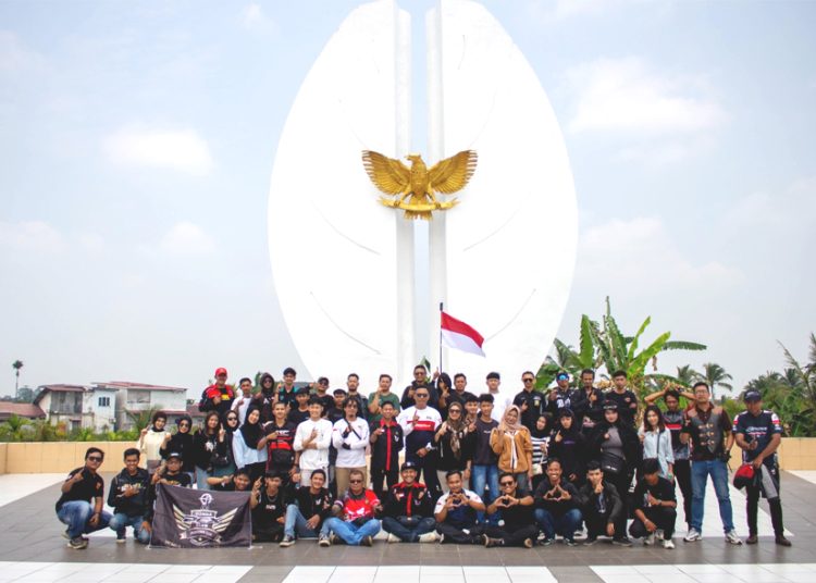 Bikers honda Community berfoto di Makam Taman Pahlawan Kubu Raya, dalam kegiatan Convoy Merdeka Astra Motor Kalimantan Barat bersama HWBC dengan mengunjungi 8 destinasi bersejarah di Kalbar.(ist)