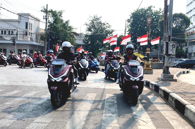 Anggota komunitas Honda PCX wilayah Surabaya bersama keluarga turut memeriahkan Convoy Merdeka 2026 dalam rangka menyambut HUT ke-81 Republik Indonesia.(ist)
