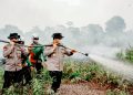 Kapolda Kalbar Turut Padamkan Api di Dua Titik Karhutla