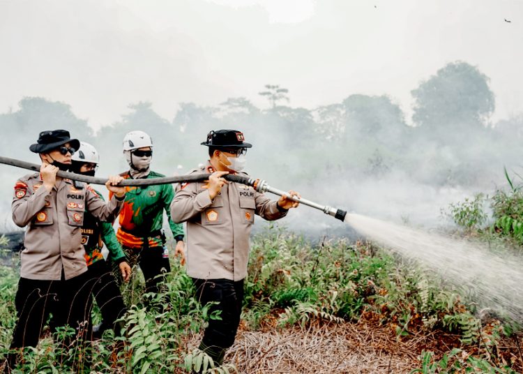 Kapolda Kalbar Irjen Pol. Alberd Teddy Benhard Sianipar memimpin langsung kegiatan penanggulangan Kebakaran Hutan dan Lahan (Karhutla) dan pengecekan lapangan (groundchecking) di dua titik berbeda di wilayah Kabupaten Kubu Raya, Selasa. (ist)
