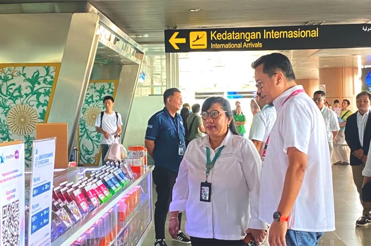 General Manager PT Angkasa Pura Indonesia KC Bandara Internasional Supadio Pontianak, Maya Damayanti (kiri) Bersama Head of Sales Kalimantan Barat XLSMART, Hurry Amar Sidqi (kanan) di KAPUAS SIMCARD Store sebagai titik layanan aktivasi SIM card pertama di Bandara Internasional Supadio. Kehadiran gerai ini memudahkan wisatawan domestik maupun mancanegara memperoleh layanan komunikasi sejak tiba di Kalimantan Barat.(ist)
