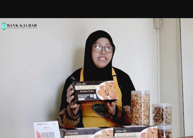 Hartini, Owner Molila Cookies di Kabupaten Sekadau yang usahanya kini semakin berkembang hingga ke luar daerah setelah dibantu pembiayaan modal usaha oleh Bank Kalbar. (ist)