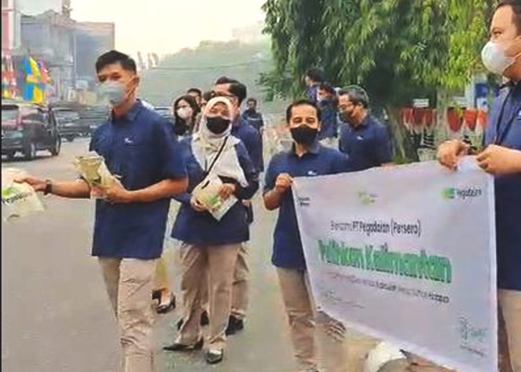 PT Pegadaian (Persero) Kantor Wilayah IV Balikpapan melalui cabang Pontianak melakukan aksi tanggap bencana sebagai bentuk respons cepat Pegadaian terhadap kondisi bencana kabut asap yang telah menyelimuti wilayah Kalimantan Barat selama lebih dari sebulan terakhir. Aksi kepedulian sosial bertajuk “Bersama PT Pegadaian (Persero) Pulihkan Kalimantan: Menjaga Paru-paru Dunia, Menebar Kepedulian, Menumbuhkan Harapan” dilakukan Rabu. (ist)