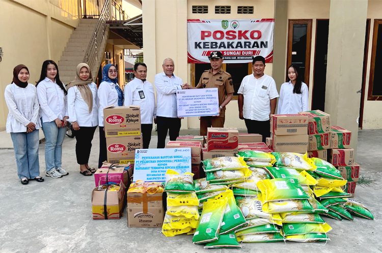 PT Pelindo Regional 2 Pontianak bersama anak perusahaan atau ANPER menyalurkan bantuan sembako kepada masyarakat yang terdampak bencana kebakaran di Desa Sungai Duri, Kecamatan Sungai Raya, Kabupaten Bengkayang, Kalimantan Barat, Selasa. (ist)