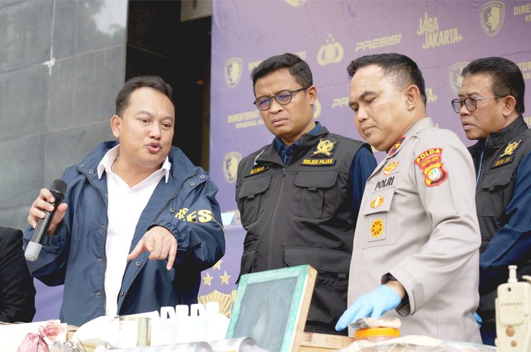 Polda Metro Jaya mengamankan mesin produksi, bahan baku, meterai palsu, meterai bekas pakai (rekondisi), serta berbagai barang bukti lain yang digunakan untuk memroduksi dan mengedarkan meterai ilegal.(ist)