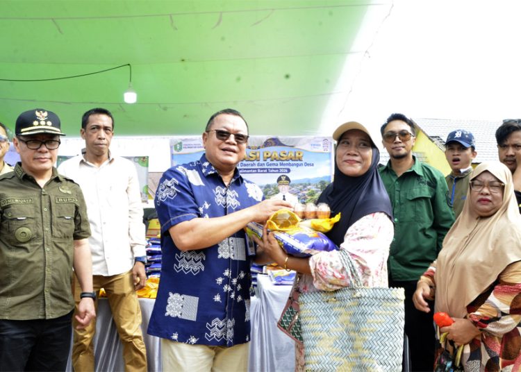 Dirut Bank Kalbar Rokidi dalam kegiatan Gema Membangun Desa 2026 yang digelar di Kabupaten Kayong Utara. Selain mensuport Gerakan Pangan Murah serta kegiatan lomba-lomba, Bank Kalbar juga menyediakan berbagai produk dan layanan perbankan untuk mempermudah akses keuangan masyarakat. (ist)