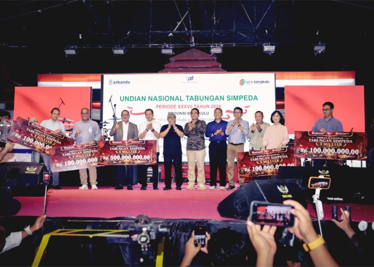 Asosiasi Bank Pembangunan Daerah (Asbanda) bersama Bank Bengkulu menggelar malam puncak Penarikan Undian Nasional Tabungan Simpeda Tahun XXXVII-2026, di Halaman Kantor Gubernur Bengkulu, Jumat. (ist)