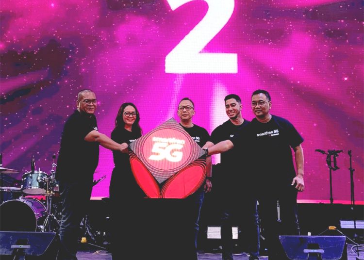 Regional Technical Head Central Java, Matra Ardianus, Brand Marketing SMARTFREN XLSMART, Edtine Pamilien Gensana, Group Head Marketing Segment SMARTFREN XLSMART, Astiyanto Tri Muktiwibowo, Group Head Corporate Communications & Sustainibility XLSMART, Reza Z. Mirza, dan Regional Group Head XLSMART Area Central Java, Joseph M. Gultom saat peluncuran 5G SMARTFREN di Semarang, Rabu. (ist)