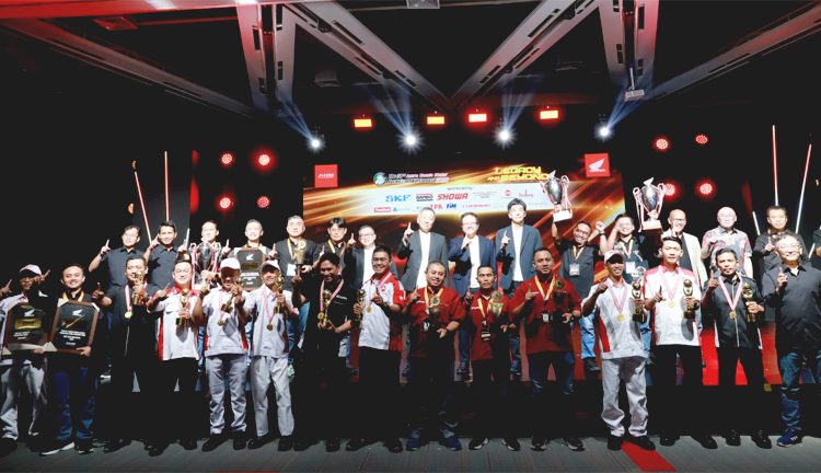 Jajaran manajemen AHM, President Director AHM – Yuichi Shimizu, Executive Vice President Director AHM - Thomas Wijaya, Marketing Director AHM - Octavianus Dwi dan Marketing Director AHM - Naoki Kajino berfoto bersama para juara yang didampingi manajemen Main Dealer pada gelaran The 30th Astra Honda Motor Technical Skill Contest 2026. (ist)