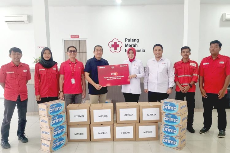 Telkomsel menyerahkan bantuan berupa masker, vitamin, tabung oksigen portabel, dan air mineral melalui Palang Merah Indonesia (PMI) Provinsi Kalimantan Barat sebagai bentuk dukungan serta kepedulian dalam mencegah dampak kabut asap, Kamis. (ist)