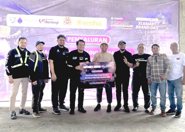 Direktur & Chief People Officer XLSMART, Jeremiah Rathadi (keempat dari kiri), bersama jajaran XLSMART menyerahkan bantuan renovasi Masjid Mutiara Hikmah senilai Rp25 juta di Sleman, Yogyakarta, Sabtu. (ist)