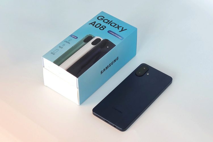Galaxy A08 menghadirkan baterai 6.000 mAh, dalam tiga pilihan warna Dark Blue, Green, dan Silver. (ist)