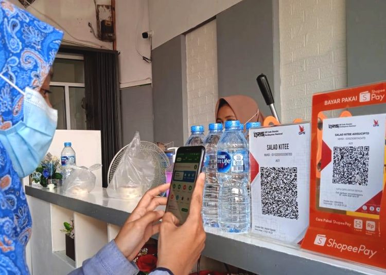 Transaksi QRIS semakin disukai masyarakat.