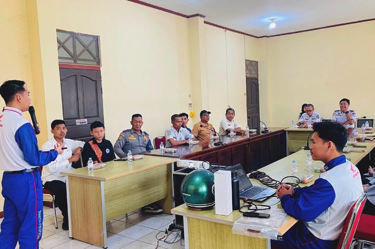 Tim Safety Riding Asmo Kalbar memberikan edukasi #Cari_aman di Dinas Perhubungan Mempawah, Kalimantan Barat, Rabu. (ist)