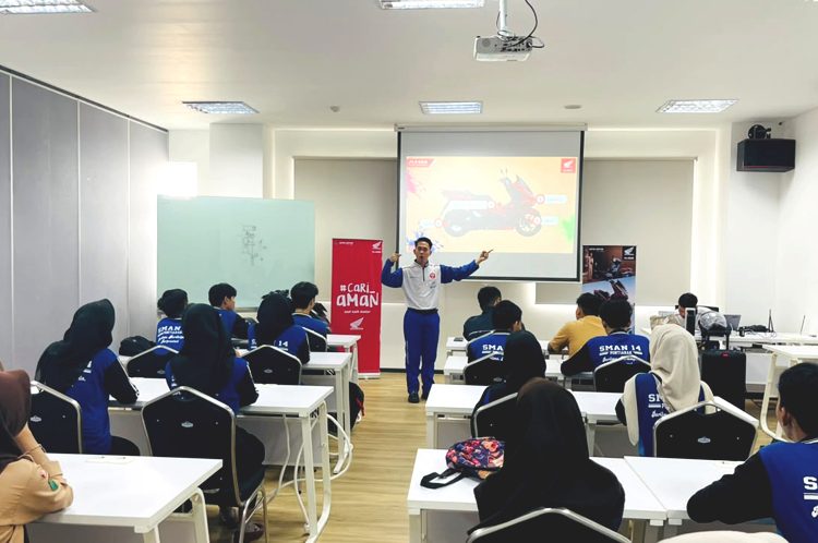 Kegiatan edukasi Safety Riding Asmo Kalbar bersama siswa SMA Negeri 14 Pontianak di Astra Motor Kalbar, Jumat. (ist)