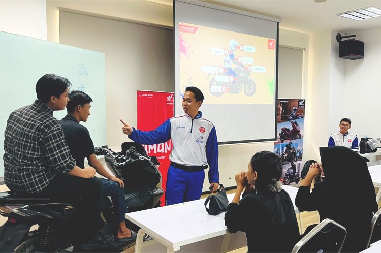 Edukasi safety riding (SR) Asmo Kalbar di SMKN I Sungai Raya. (ist)