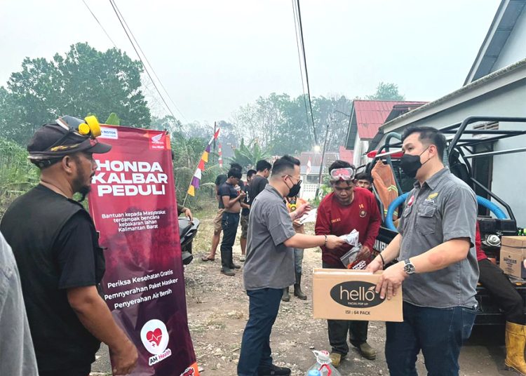 Management Astra Motor Kalbar membagikan masker, vitamin dan air minum. (ist)