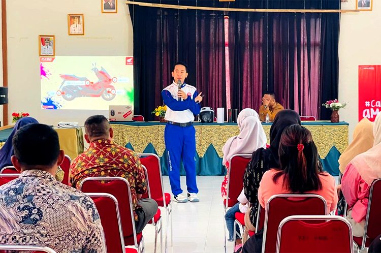Kegiatan safety riding (SR) #Cari_aman dari Asmo Kalbar kepada aparatur pemerintahan kecematan dan tokoh masyarakat di Kantor Camat Kuala Dua Mandor, Kamis. (ist)