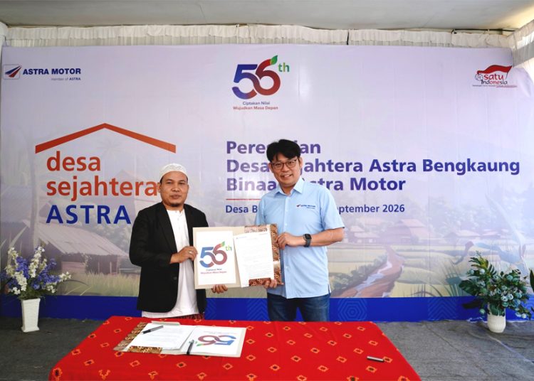 Chief Executive Astra Motor Robien Tony (kanan) meresmikan Desa Sejahtera Astra Bengkaung binaan Astra Motor dengan menandatangani MOU bersama Kepala Desa Bengkaung, Faizul Bayani M.Pd (kiri).(ist)