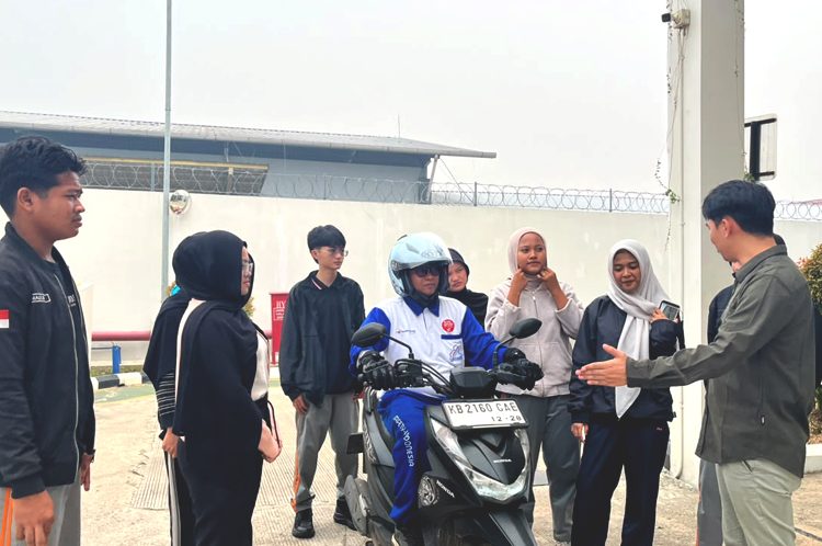 Asmo Kalbar membangun budaya keselamatan berkendara di kalangan generasi muda melalui program Bootcamp #Cari_aman Academy bersama SMK Negeri 7 Pontianak. (ist)