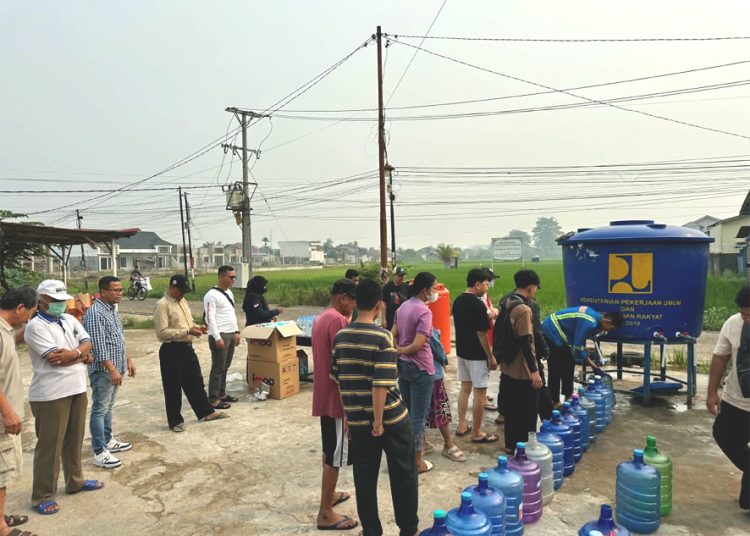 HPI Sustainable Palm Oil melakukan penyaluran bantuan air bersih di Desa Teluk Kapuas dalam upaya meringankan beban masyarakat menghadapi musim kemarau, Jumat. (ist)
