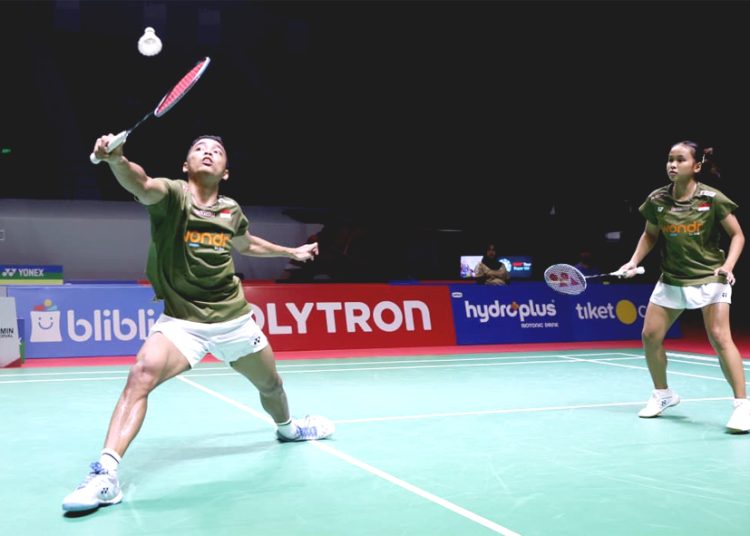 Aksi laga pebulutangkis ganda campuran Ikhsan dan Salsabila di gelanggang Polytron Pontianak Indonesia Masters Super 100, di GOR Terpadu Pontianak, Selasa.