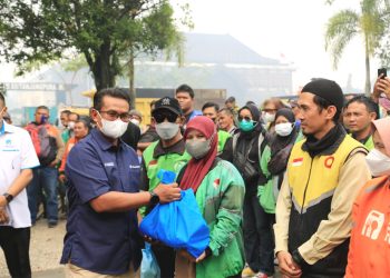 Insan Maritim Peduli Gelar Pembagian Masker dan Sembako Gratis di Taman Alun Kapuas
