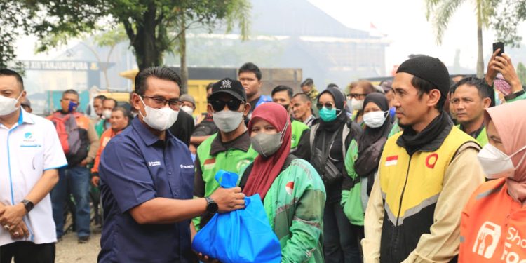 Insan Maritim Peduli Gelar Pembagian Masker dan Sembako Gratis di Taman Alun Kapuas