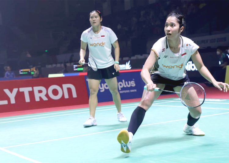 Pasangan ganda putri Indonesia, Lanny Tria Mayasari dan Ester Nurumi Tri Wardoyo di laga Polytron Pontianak Indonesia Master 2026 Super 100 kemarin. Pada babak perempat final, pasangan ini bertemu Ornnicha Jongsathapornparn dan Sabrina Sophia Wedler dari Thailand pada Jumat siang di GOR Terpadu Pontianak.(ist)