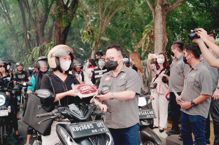 Manajemen Asmo Kalbar membagikan masker dengan semangat Satu Hati. (ist)