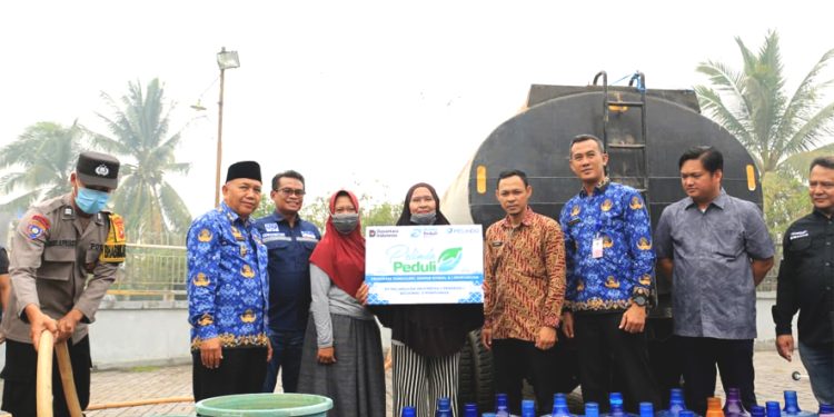 Pelindo Regional 2 Pontianak Salurkan Bantuan Air Bersih untuk Warga Terdampak Kekeringan