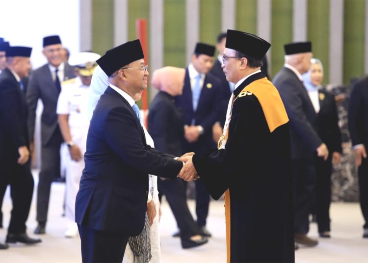 Ketua Mahkamah Agung RI Sunarto mengambil sumpah jabatan Sarjito sebagai Kepala Eksekutif Pengawas Bursa Mineral dan Komoditas Strategis (BMKS) merangkap Anggota Dewan Komisioner OJK periode 2026-2031 di Gedung Mahkamah Agung, Jakarta, Rabu.(ist)