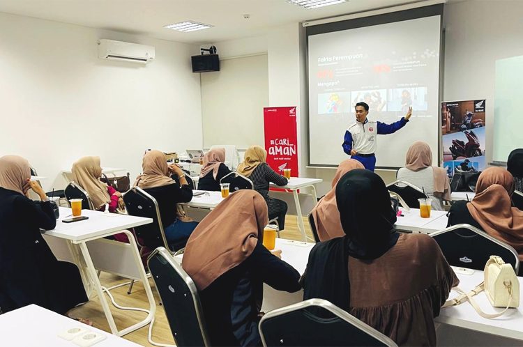 Asmo Kalbar memberikan edukasi SR (Safety Riding) kepada kelompok perempuan dan ibu rumahtangga ibu-ibu pengajian Mutma'innah. (ist)