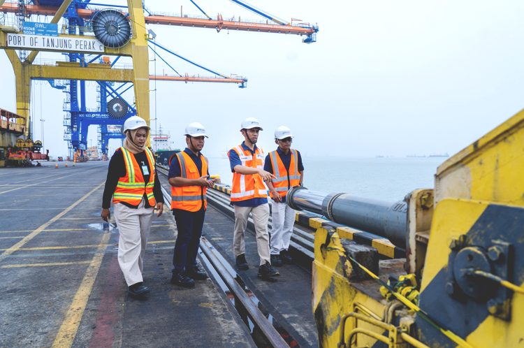 Tim HSSE TPS melakukan pengecekan terhadap pengamanan alat Container Crane (CC) dalam Safety Drill Angin Kencang di Dermaga Internasional TPS, Selasa. (ist)