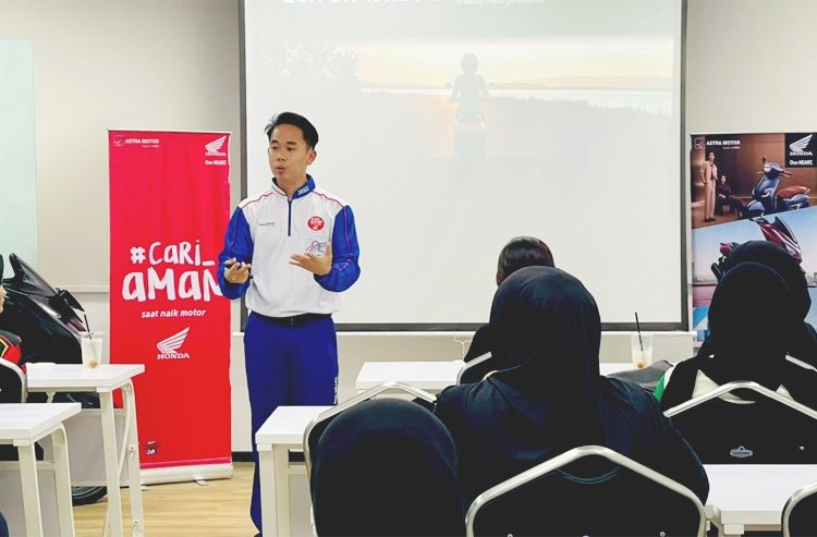 Edukasi Safety Riding kepada Community Ladies Bikers di Astra Motor Kalimantan Barat dengan mengangkat materi Zen On Wheels. (ist)
