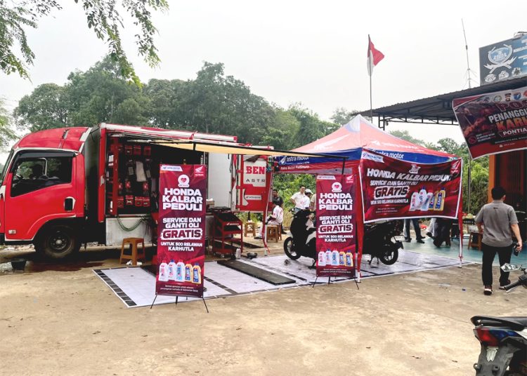 Asmo Kalbar melalui jaringan AHASS menghadirkan servis motor dan penggantian oli gratis bagi 500 relawan kebakaran hutan dan lahan (karhutla) di Pemadam Kebakaran Bhakti 28, Jalan 28 Oktober, Kota Pontianak, Kalbar, lewat kegiatan Honda Kalbar Peduli. (ist)